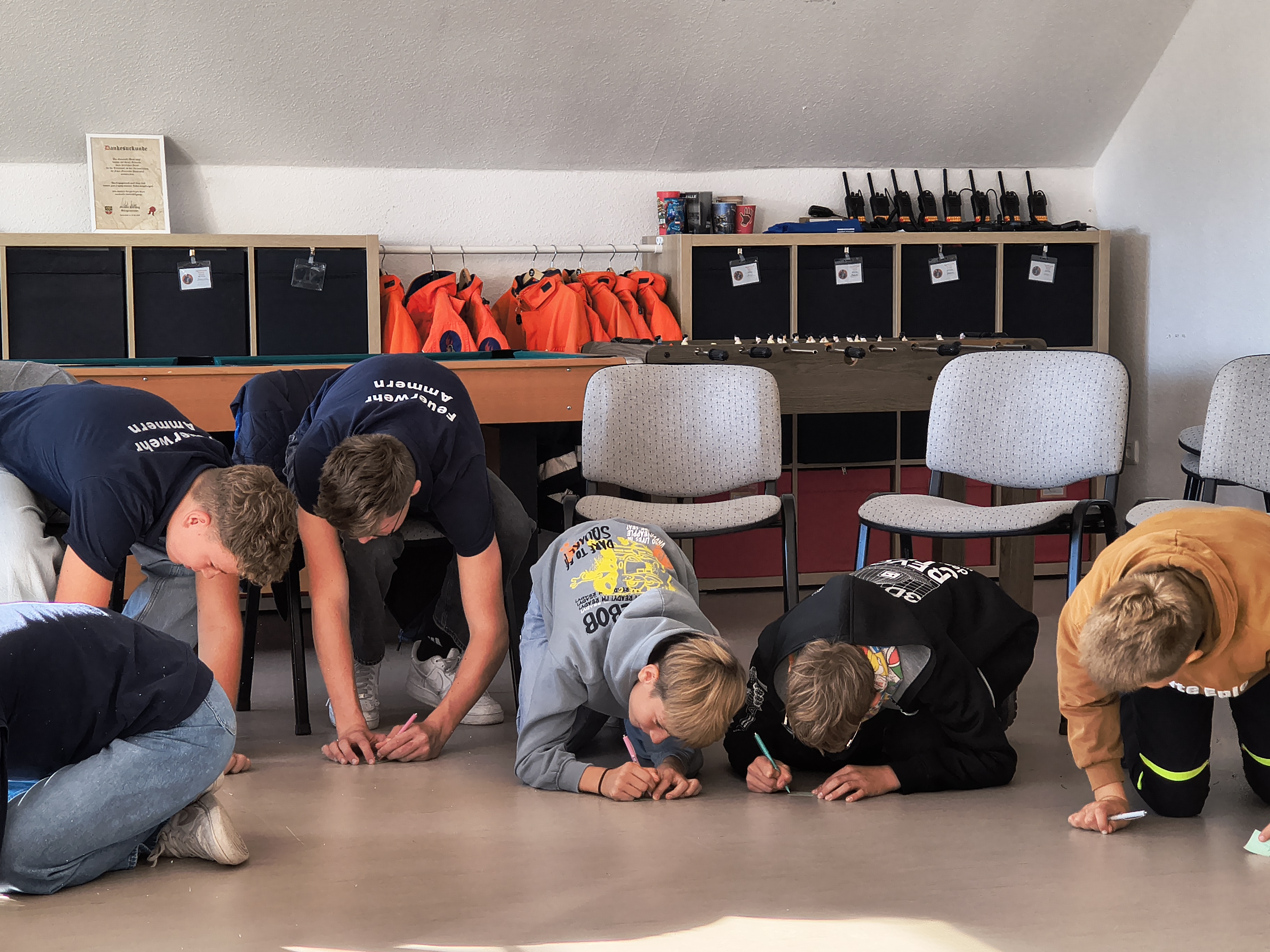 Kinder beim Schreiben auf dem Fußboden.